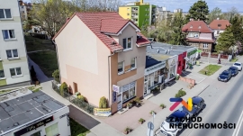 Budynek z dwupoziomowym mieszkaniem i lokalem